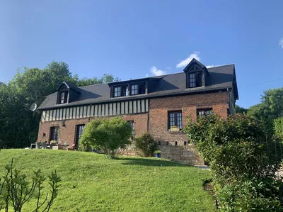 A VENDRE En NORMANDIE, dans le PAYS D'AUGE de l'ORNE, et au sud de VIMOUTIERS, belle maison normande avec 94a 00 ca de terrain