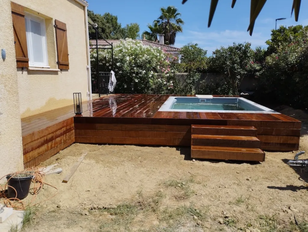 Pose d’une terrasse en bois exotique Itauba de 50 m² autour d’une piscine à Montagnac Proche de Montpellier