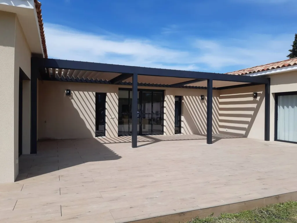 Réalisation d'une pergola bioclimatique par ROSSI (lambesc)