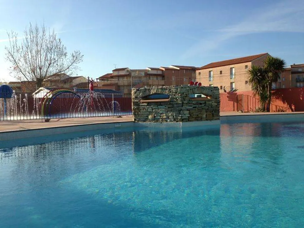 je recherche un camping a taille humaine avec une piscines pour des vacances inoubliable sur vias