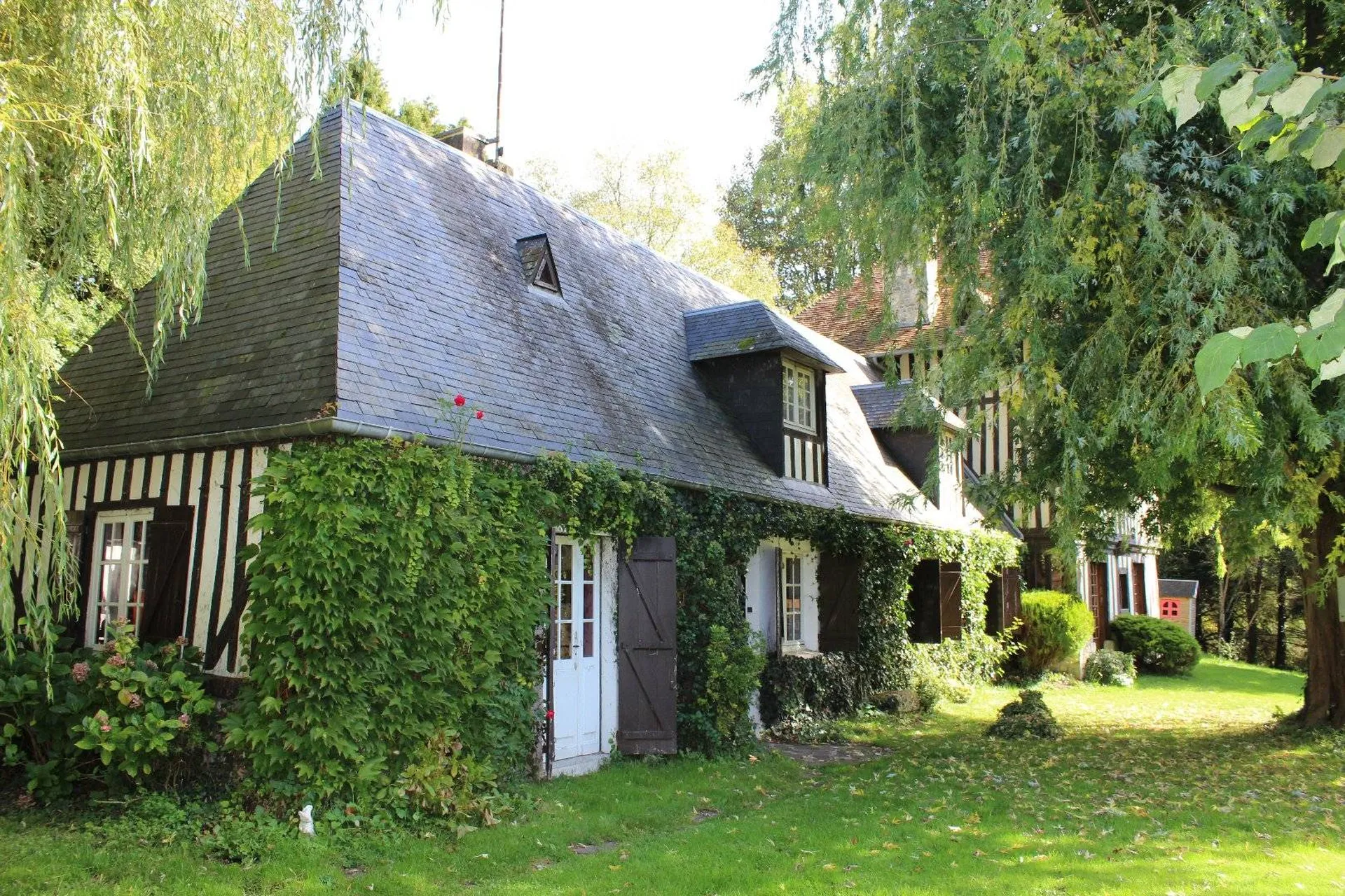 Terres et Demeures de Normandie vous invite à venir visiter cette propriété et ses 14 hectares Calvados 14