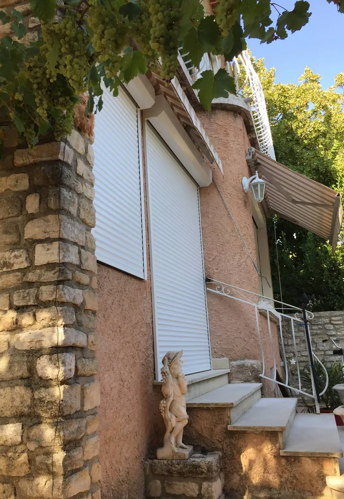 Pose de volets roulants dans le Luberon - Vue de coté