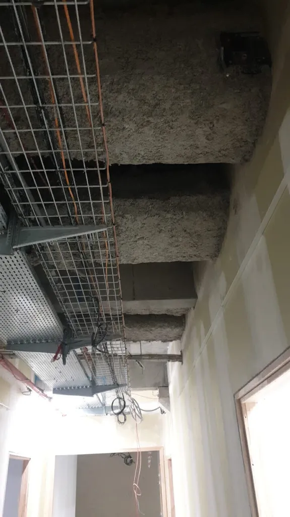 Réalisation de flocage fibreux Promaspray coupe-feu 2 h à Gémenos Aubagne sur les gaines tôles d'un entrepôt du groupe THALES