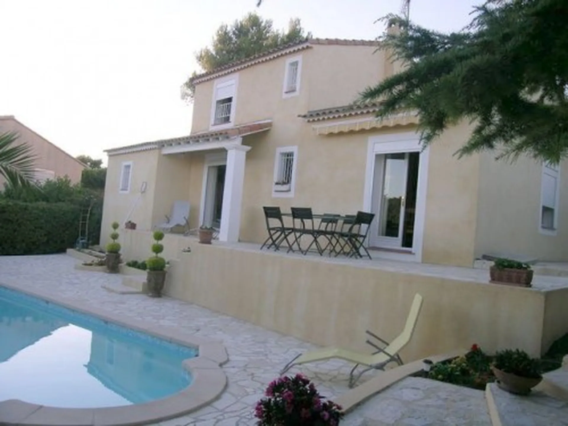 A la recherche d'une villa à acheter  4 sur  Roquefort La Bédoule  avec vue dominante dégagée  contactez notre agence ....