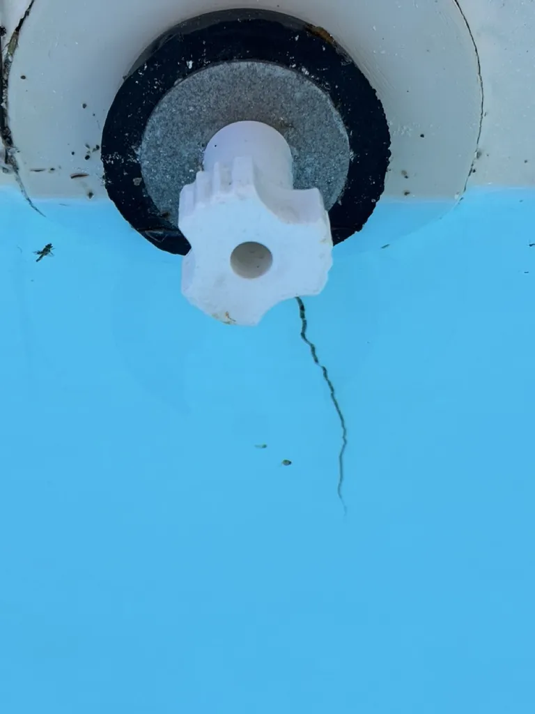 Localisation d'une fuite non apparente sur piscine coque polyester sans casse ni vidange à Châteauroux dans le 36