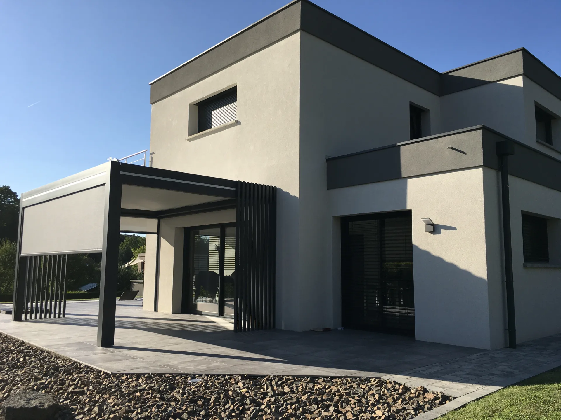 Installation d'une pergola bioclimatique aluminium adossée laqué teinte gris anthracite avec lames orientables à Seloncourt près de Belfort