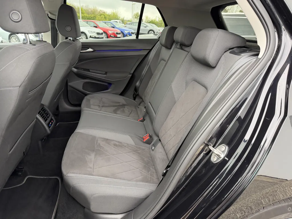 Volkswagen Golf 8 d'occasion à vendre proche du Havre : découvrez cette berline diesel Style 150 ch chez Caudebec Automobiles