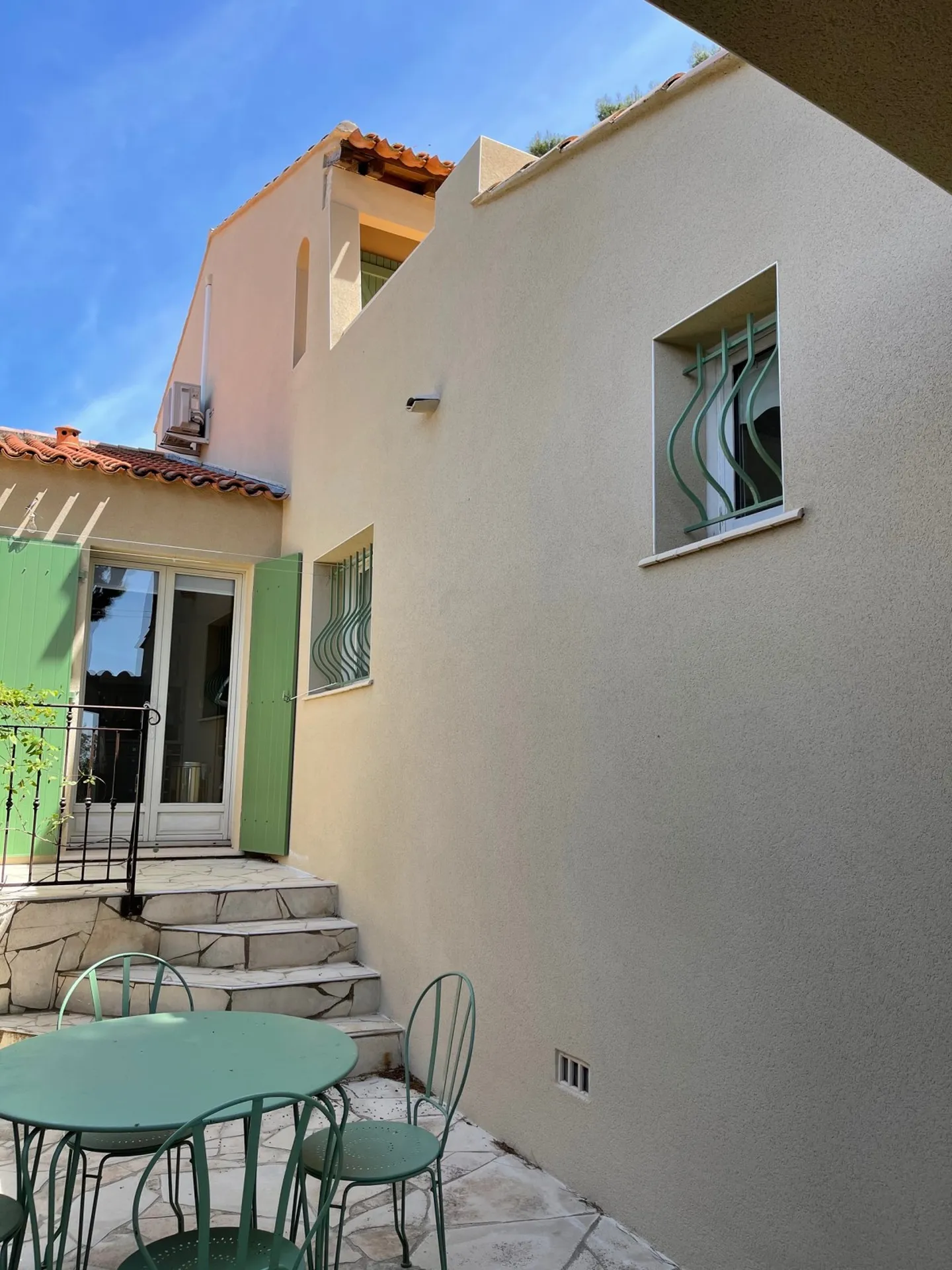 Rénovation d’une façade en finition gratté fin sur Balaruc proche de Sète.