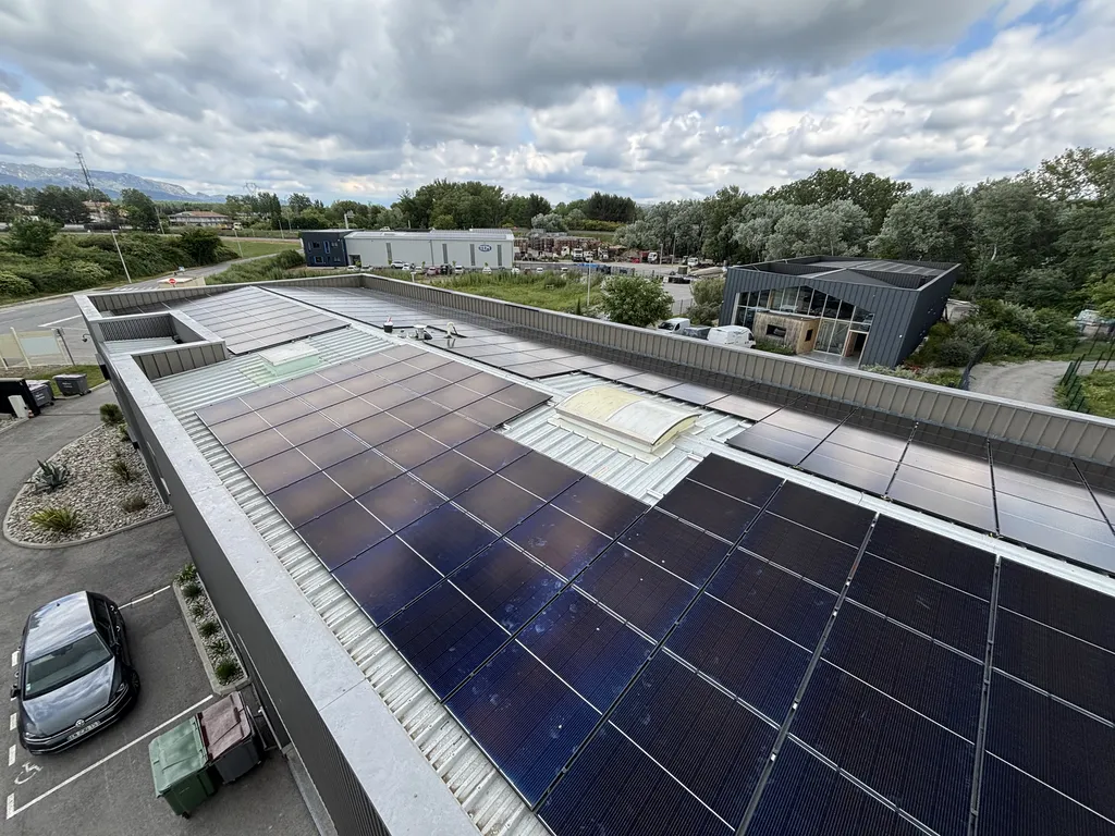 Installation d'une centrale photovoltaïque en autoconsommation sur la toiture d'un bâtiment professionnel à Manosque dans les Alpes-de-Haute-Provence (04)