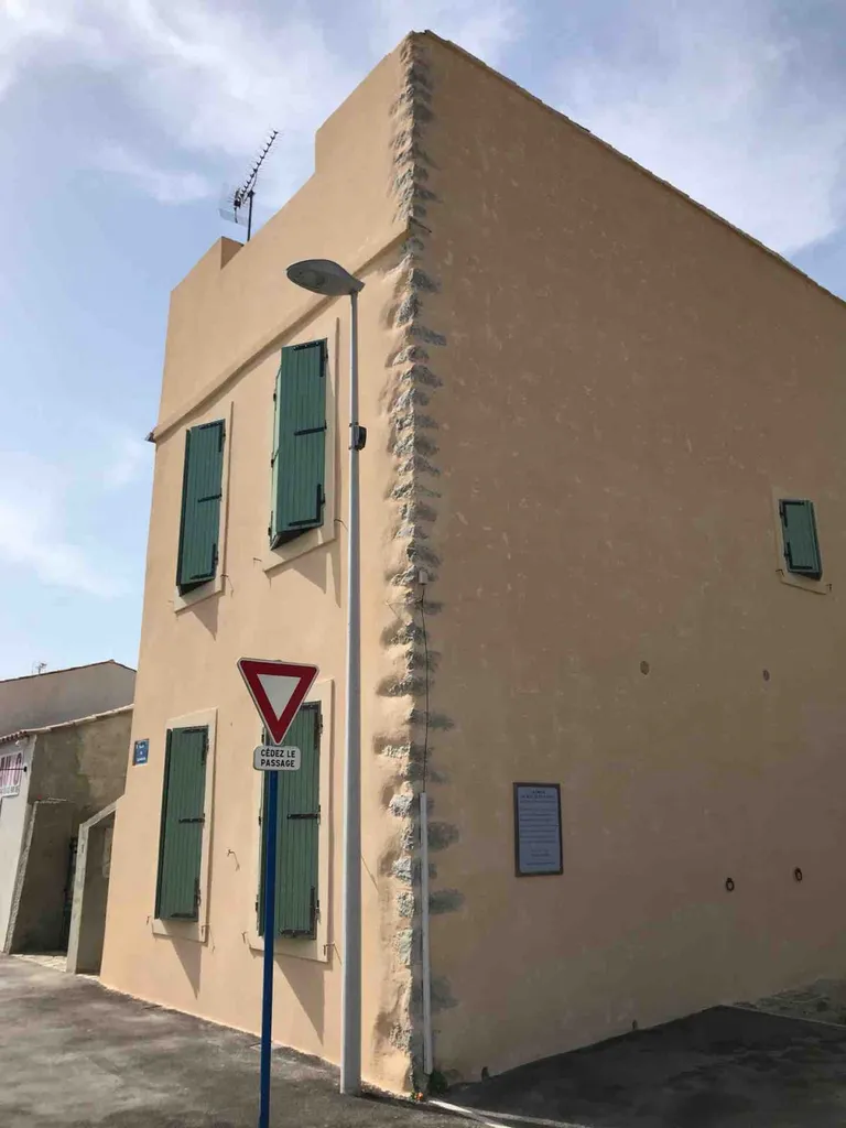 Rénovation d’une façade en torchis gratté à Gruissan proche de Narbonne