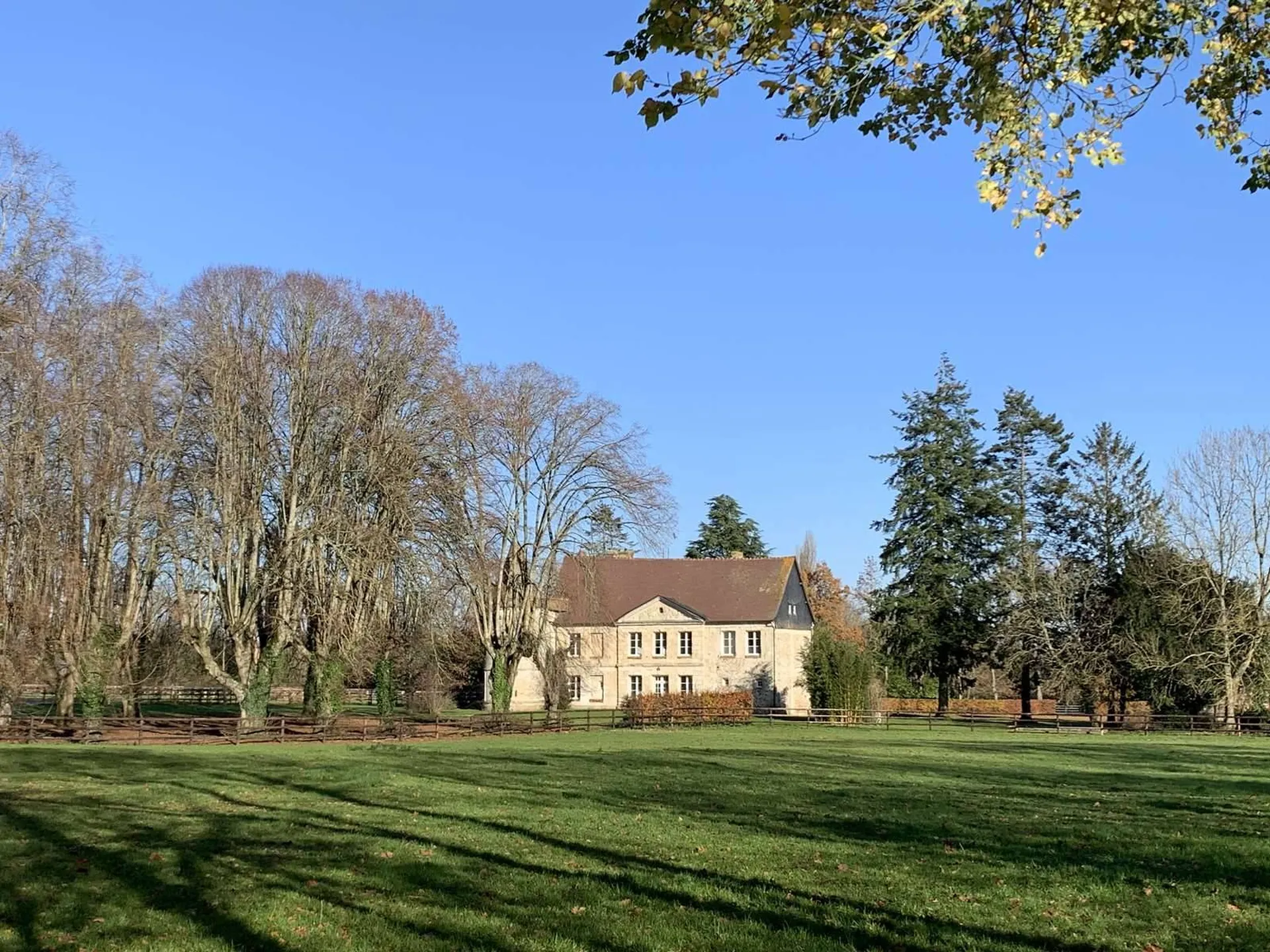 En vente, dans le PAYS D'AUGE DU CALVADOS, entre les villes de LISIEUX 14100 et ORBEC 14290, magnifique château en pierres des XV et XVIII siècles (ISMH), avec un parc de 1ha 28 a