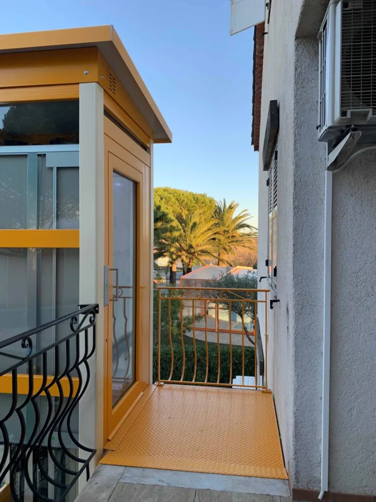 ascenseur et plateforme bi colores réalisées par Oval'Access ç Fréjus région PACA