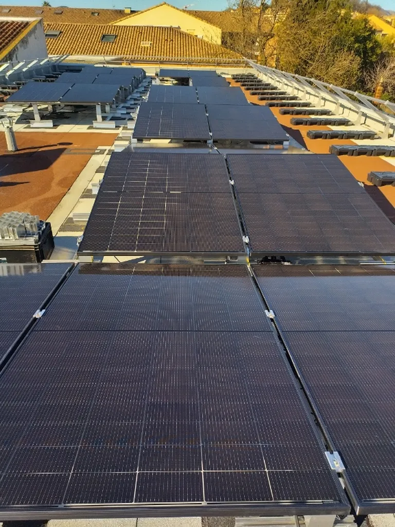 Pose de photovoltaïque sur un toit terrasse pour une écolé à Cogolin dans le Var