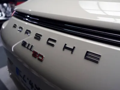 Polissage de carrosserie et pose de film de protection PPF XPEL sur une Porsche 911 50 ème anniversaire à Rennes
