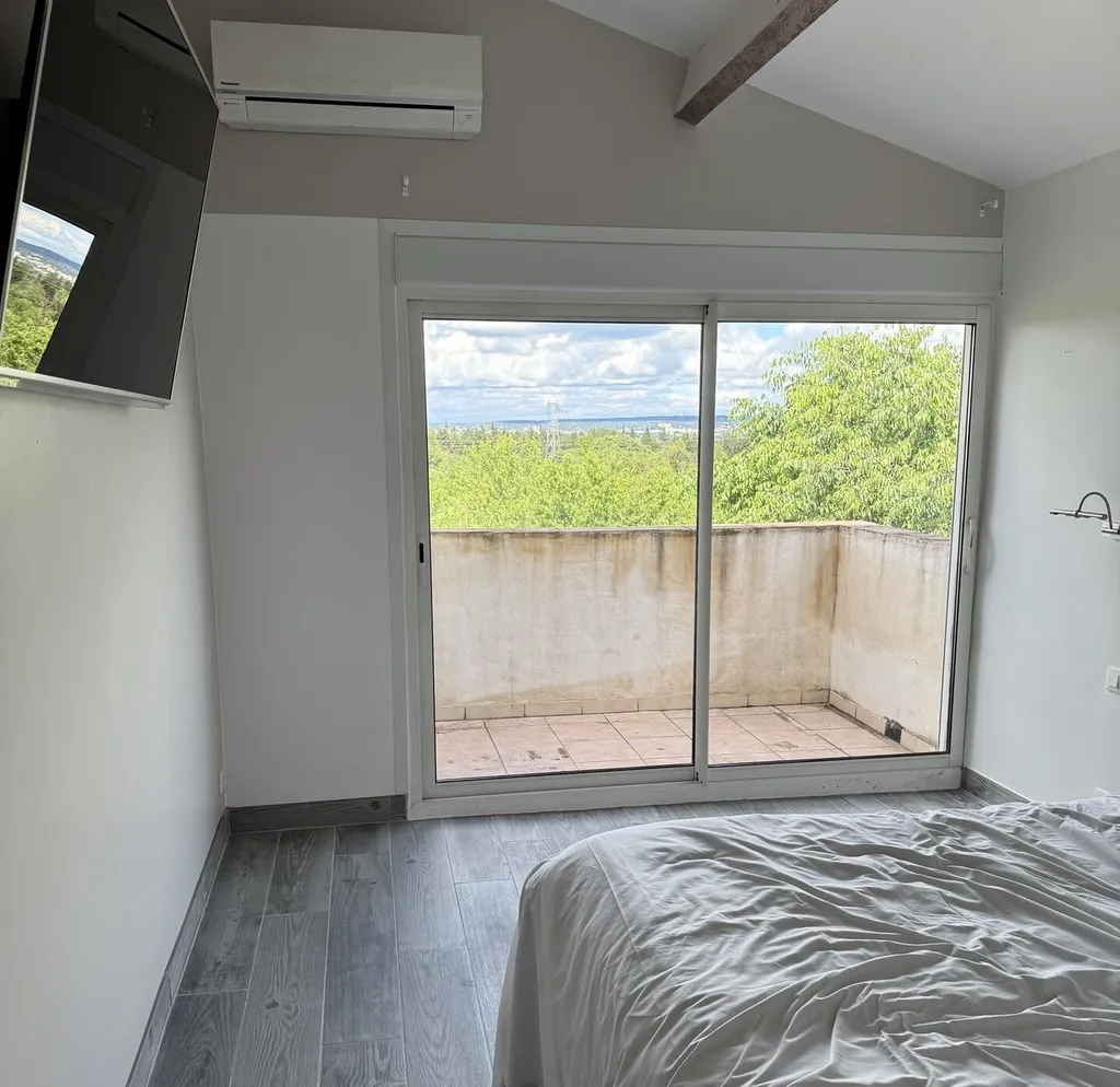 Remplacement d’une menuiserie coulissante aluminium gris anthracite à Bouillargues près de Nîmes pour une rénovation moderne et performante