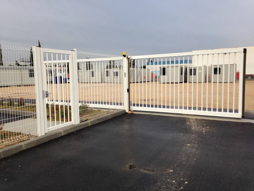 Fourniture et pose d'un portail motorisé pour aménager l'entrée extérieure d'une entreprise à Vitrolles