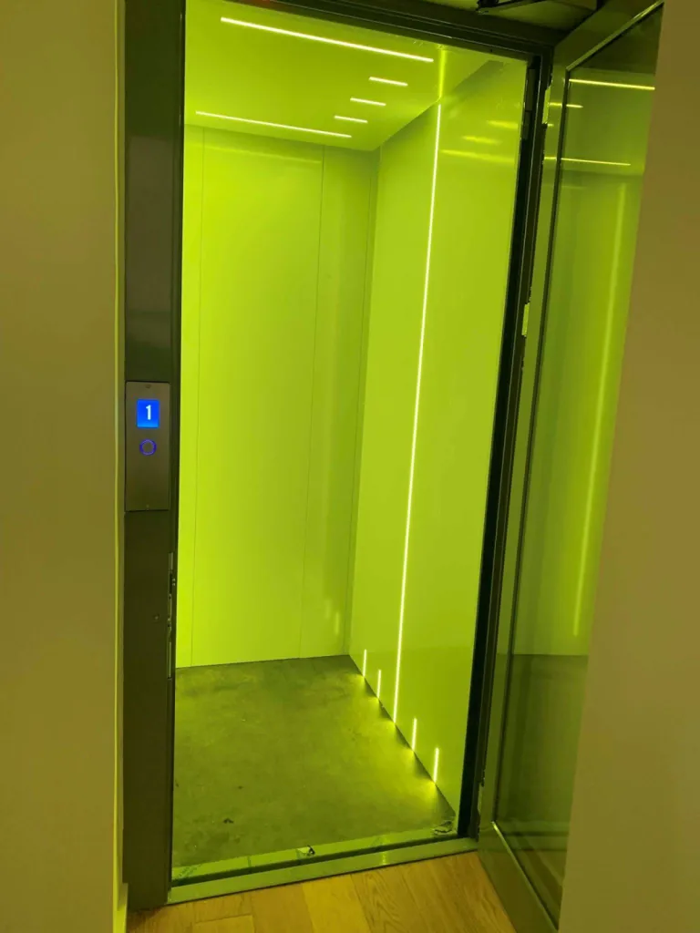 Autre personnalisaiton possible de la cabine d'ascenseur de maison en intérieur sur 3 niveaux sur la cote bleue près des alpilles