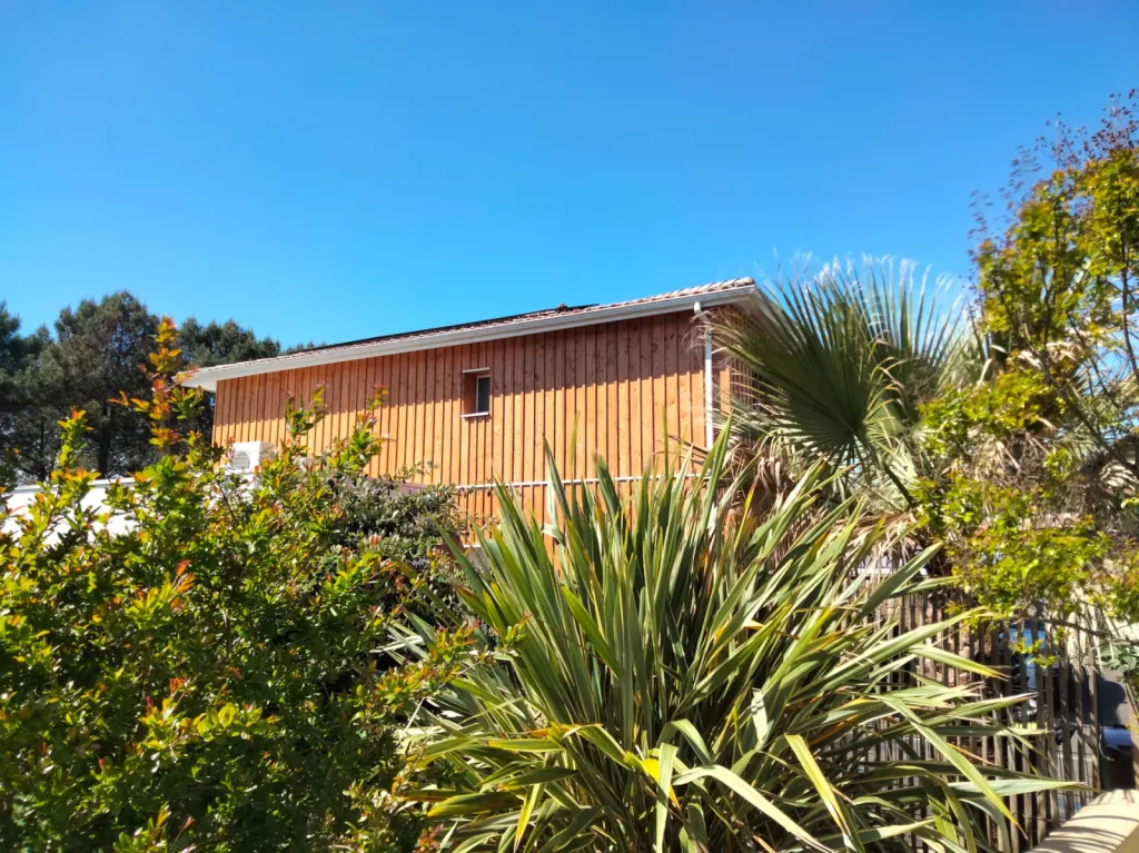 Pose de bardage extérieur en Pin Douglas pour une maison en ossature bois à Arcachon (33)