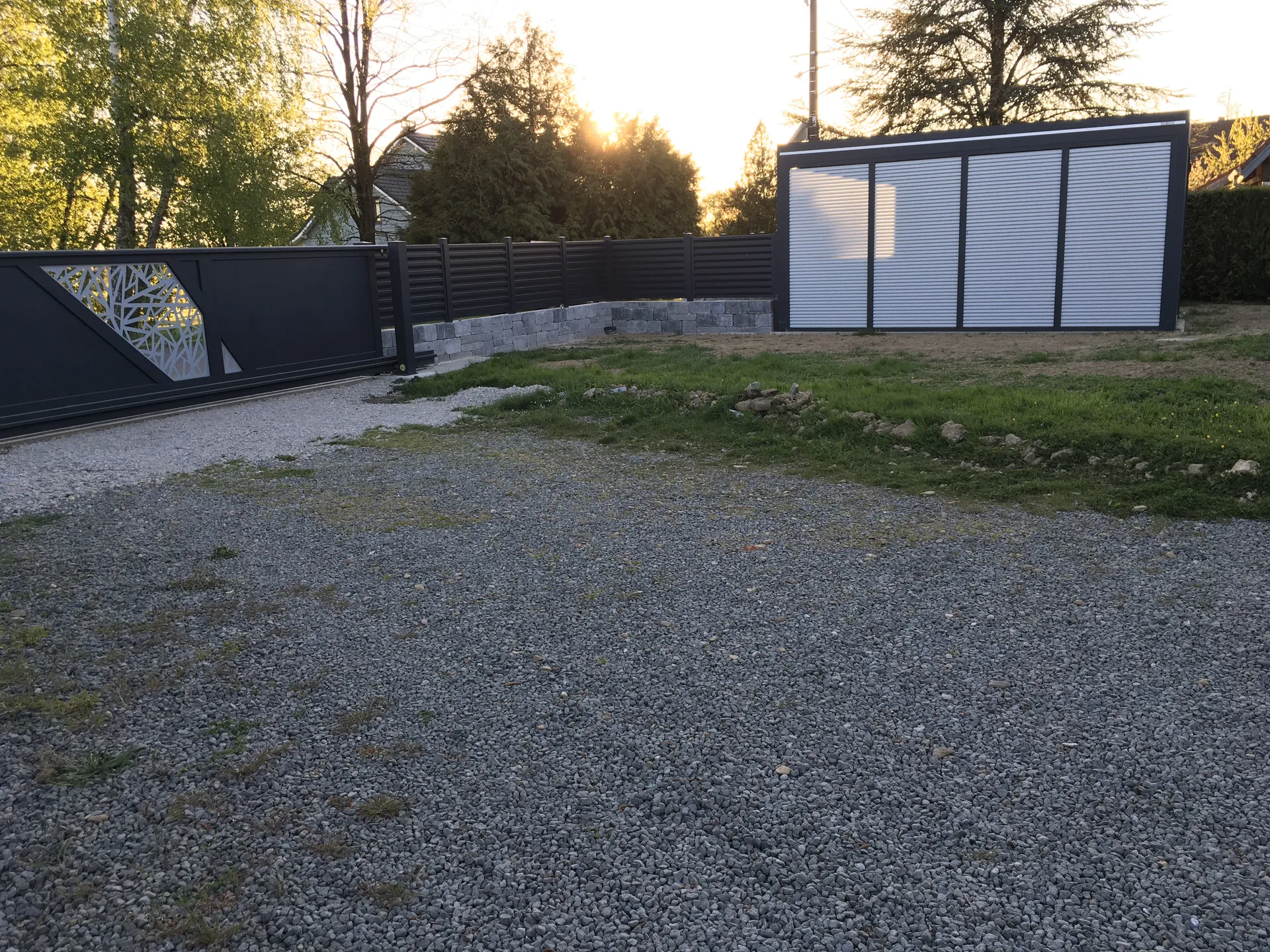 CLÔTURES CARPORT ET PORTAIL AUTOPORTÉ FABRICATION FRANÇAISE MOTEUR SOMFY DANS LE POTEAU