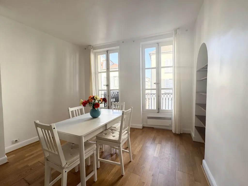 Exclusivité appartement meublé de 3 pièces proche du RER A de Saint Germain en Laye rue de Paris à proximité des commerces.