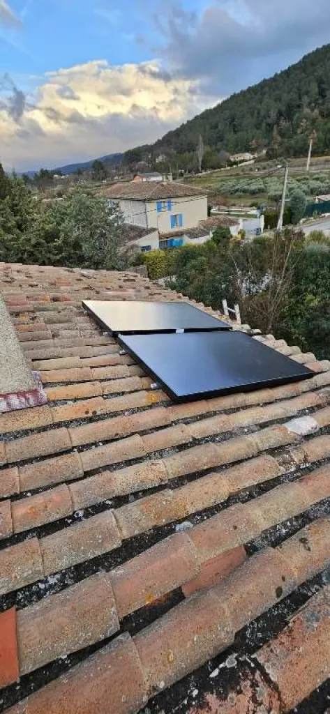 Installation de deux capteurs solaires sur la toiture de maison à Auriol dans les Bouches du Rhône