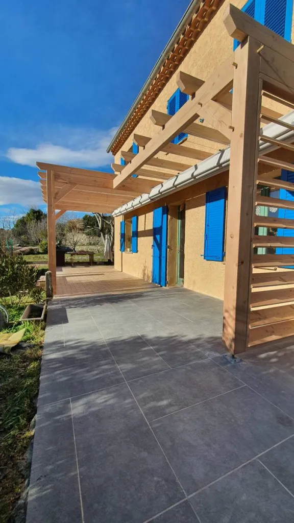 Fabrication et pose d'une pergola bois pour villa dans le Var