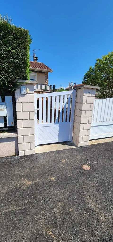 Installation de portillon PVC à Meyzieu 