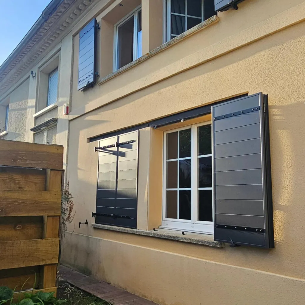 Pose de volets battants à Nérigean, proche de Libourne