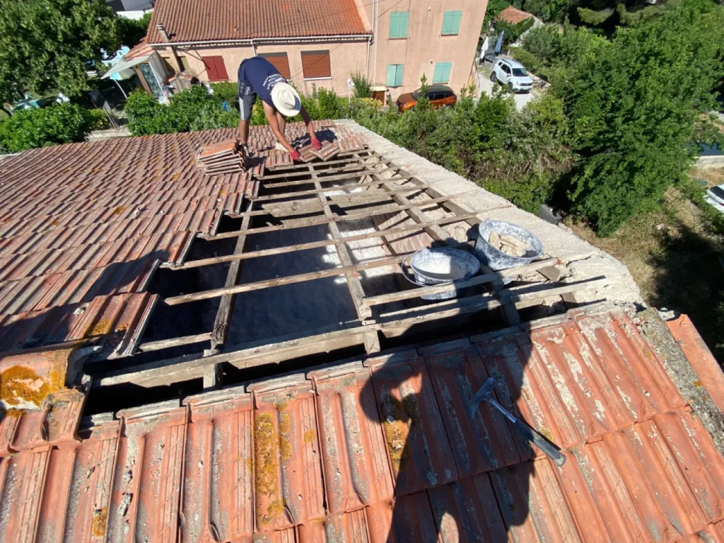 Changement d’une toiture de maison en tuiles Abeilles sur Martigues