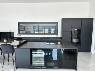 Cuisine haut de gamme en noir mat avec îlot en granit Orinoco – Réalisation à Plaisance-du-Touch