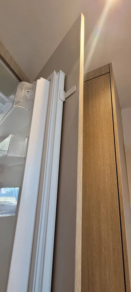 Transformation d'une cuisine avec effet bois clair sur la cote d'azur