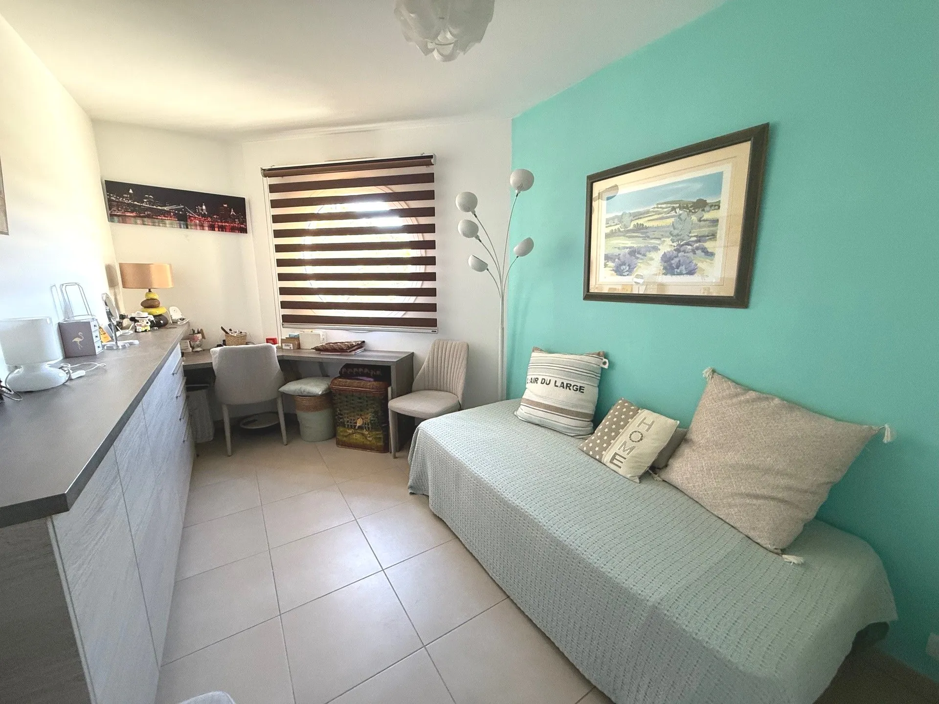 Vente appartement T3 La Ciotat quartier de Figuerolles au deuxième étage sur 6 avec ascenseur, une belle terrasse et une petite vue mer