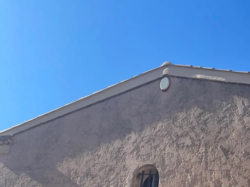 finition enduit sur rive près de martigues