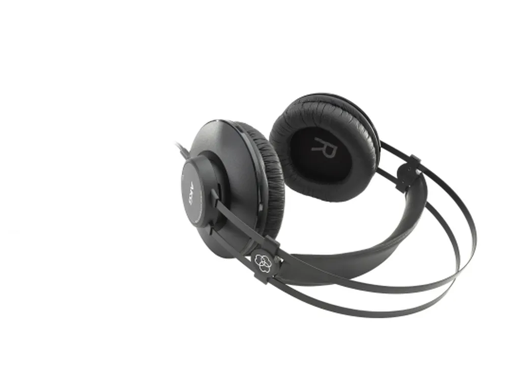 AKG K52