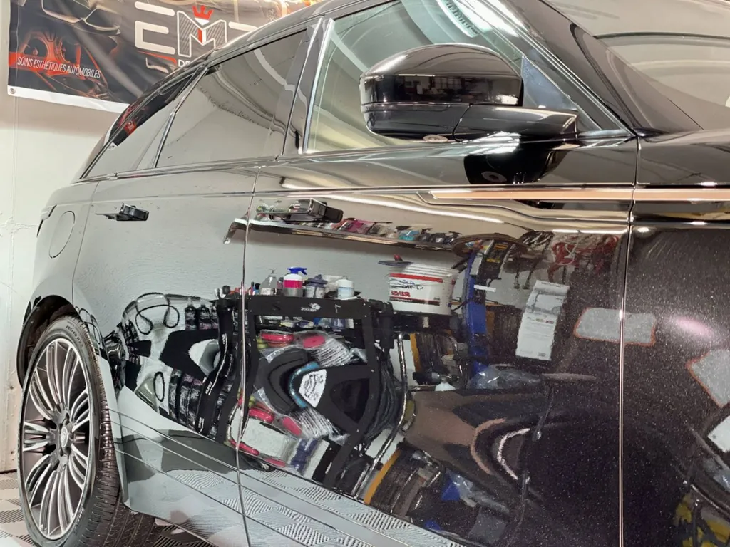 Récupération de la carrosserie d'un Range Rover Velar près de Mornant dans le Rhône