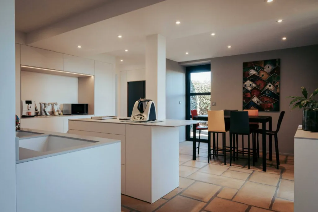 Conception et fabrication d'une cuisine à coté de Lyon avec façade ultra fine