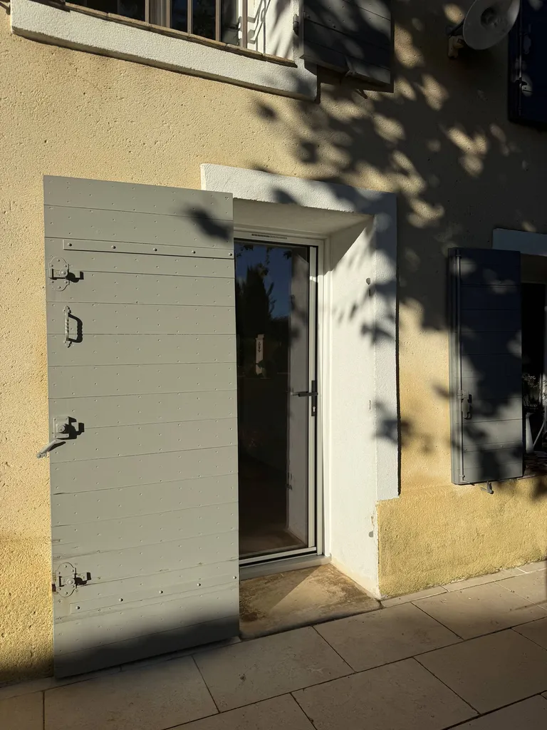 Installation de fenêtres et baie vitrées sur salon de provence