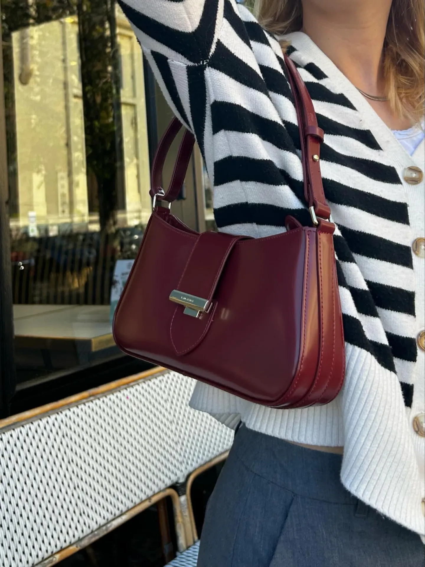 Sac Lancaster cuir lisse carmin disponible chez Evasion Eu