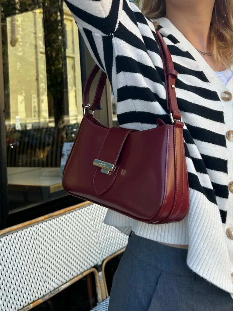 Sac Lancaster cuir lisse carmin disponible chez Evasion Eu