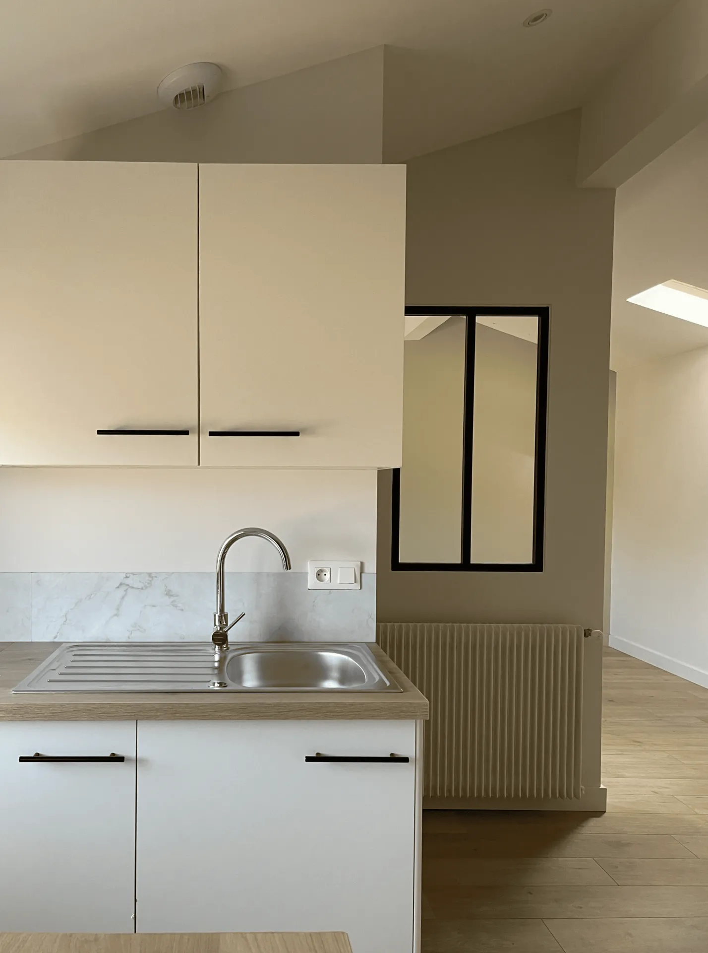 Cuisine contemporaine optimisée pour la location premium dans le quartier Caudéran, par l'Atelier D, architecte d'intérieur à Bordeaux