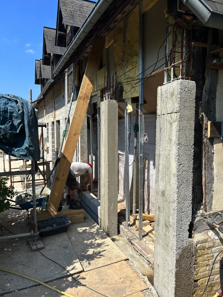 Rénovation de façade en colombages sur une maison à Gommerville