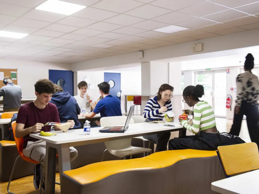 reportage photographique pour école d'enseignement supérieur pause déjeuner sur le campus