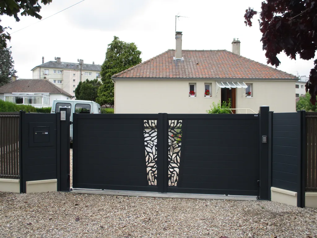 Installation de Portail automatisé coulissant en aluminium, Fermetures motorisées et Aménagements extérieurs à Yvetot en Seine-Maritime 76 et ses Alentours