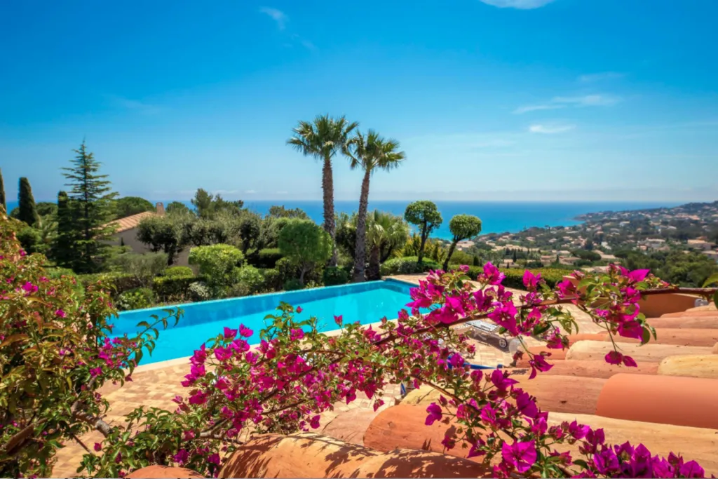 Dominique de Mattei se retire de l’agence et vend l’entreprise à son fils Andréa de Mattei.