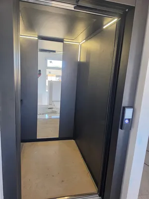 Miroir toute hauteur et main courante pour cet élévateur VIMEC ARIA d'un cabinet médical à Istres 