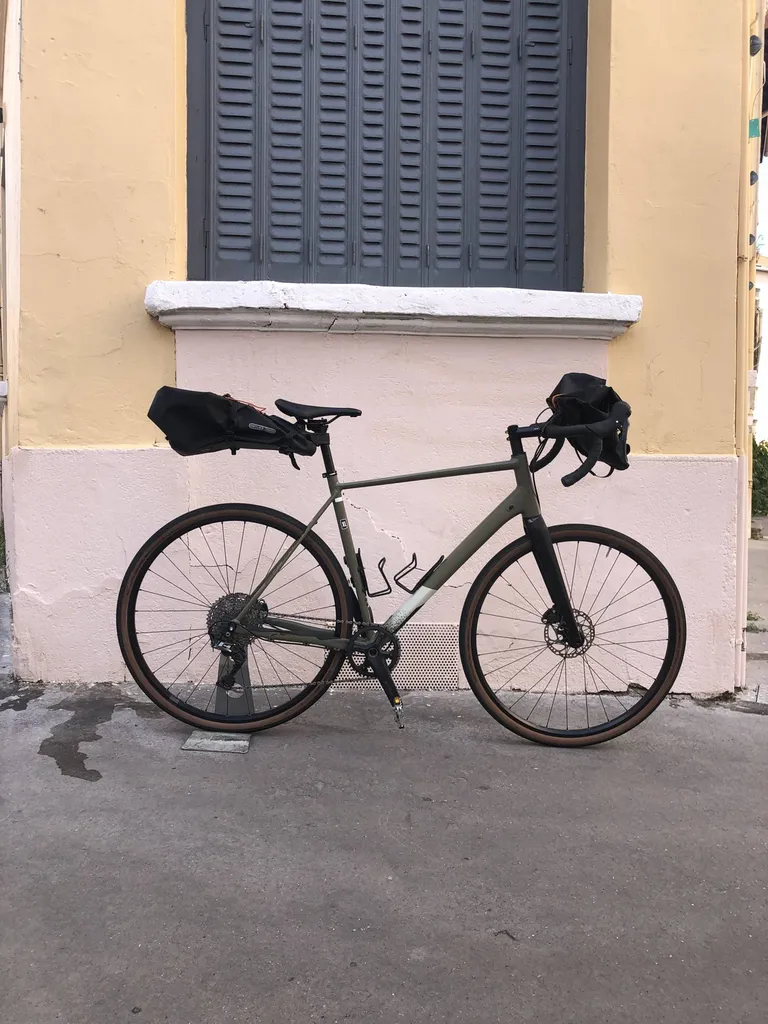 Gravel avec kit bikepacking (sacoches arrière + avant)