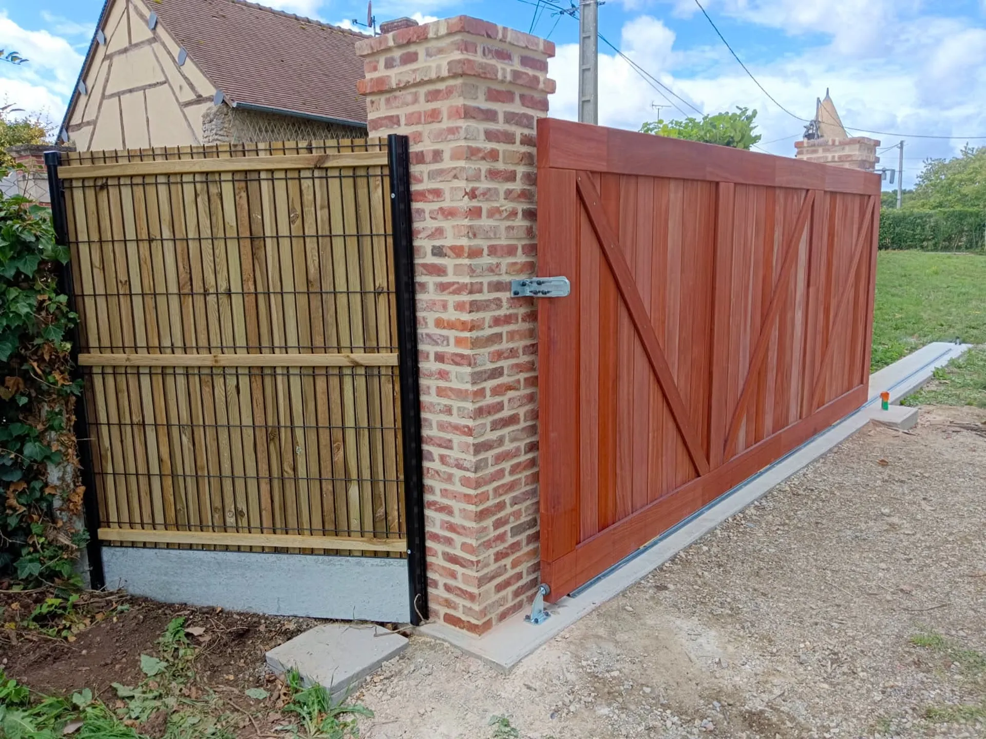 Installation de Portail Bois Exotique Coulissant Motorisé, Modèle Plein Sur-Mesure à Honfleur dans le Calvados 14 et Deauville