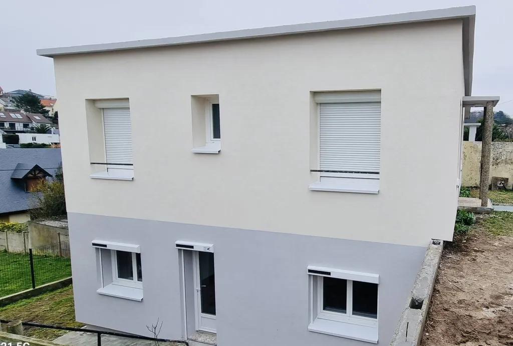 EM Batiment Découvrez la transformation impressionnante d'une maison à Saint-Adresse, au Havre. Grâce à une rénovation extérieure complète et une isolation thermique, cette demeure allie modernité et performance énergétique.