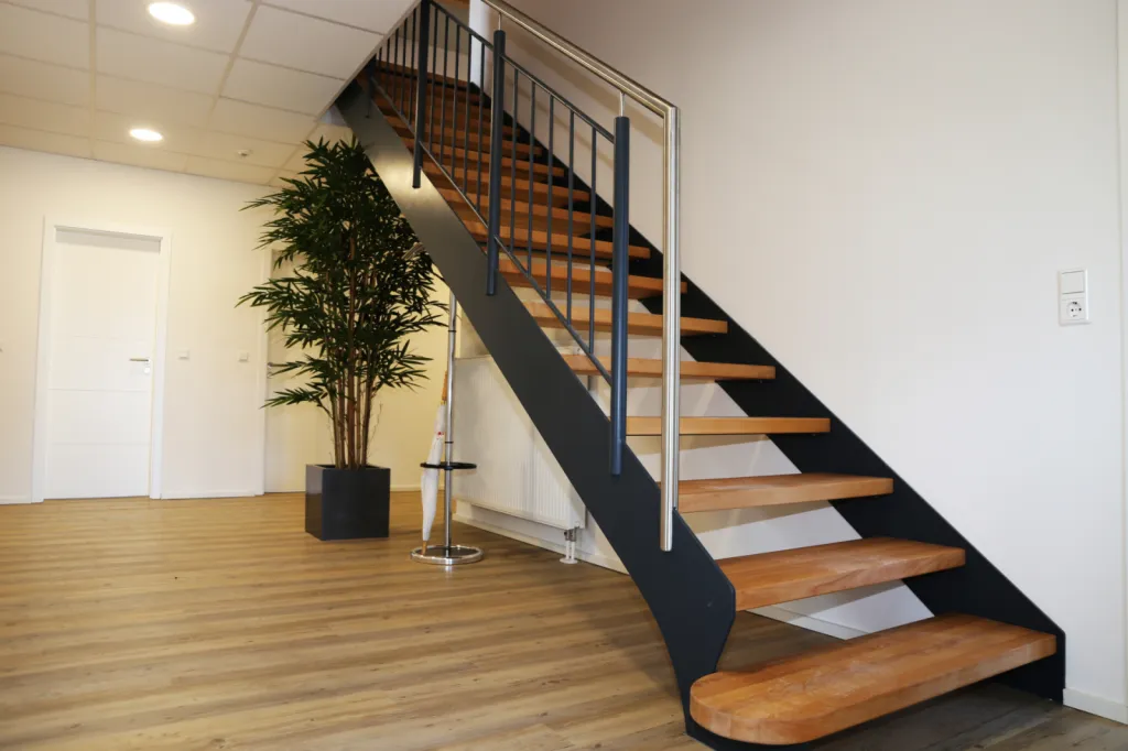 Main courante inox sur muret avec fixation latérale conforme aux normes pour sécurité escalier à Écully