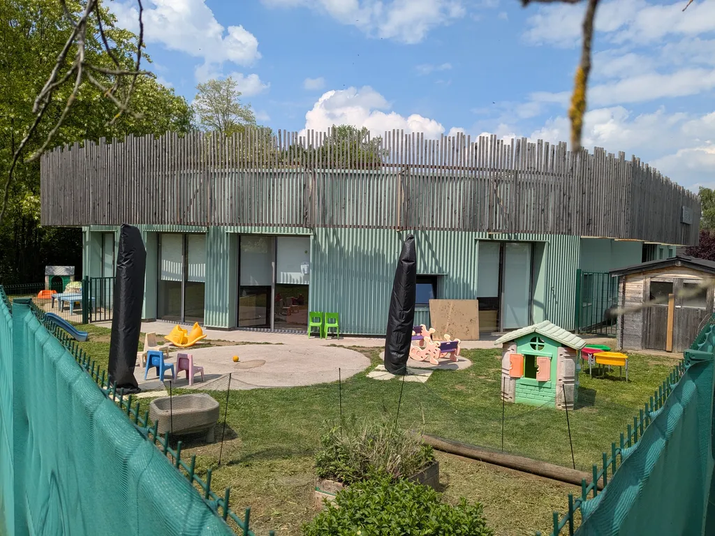 Paysagiste pour l'entretien d'une crèche avec tonte, taille de haies et désherbage à Saint Didier au Mont d'Or dans l'ouest lyonnais